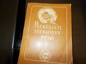Méhész könyvek és keretek és virágok 012
