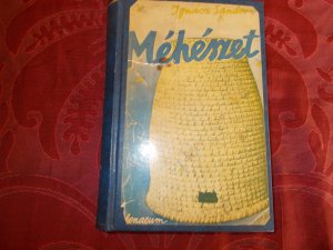 Méhész könyvek és keretek és virágok 014